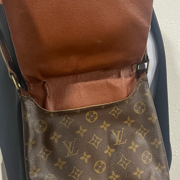 Louis Vuitton - Picture 2 of 5